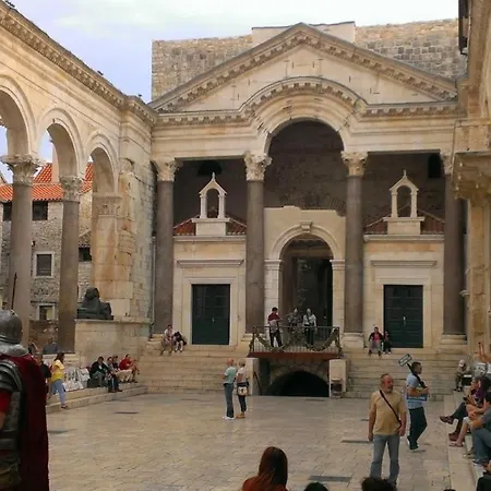 Apartment Authentic In Stone House At The Location Split